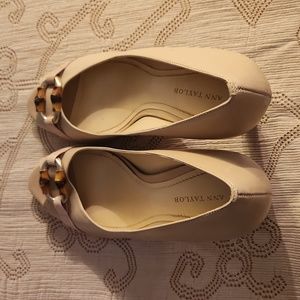 Ann Taylor,  Gently Loved,  Women's Size 7 Med, cream with ornate bamboo buckle